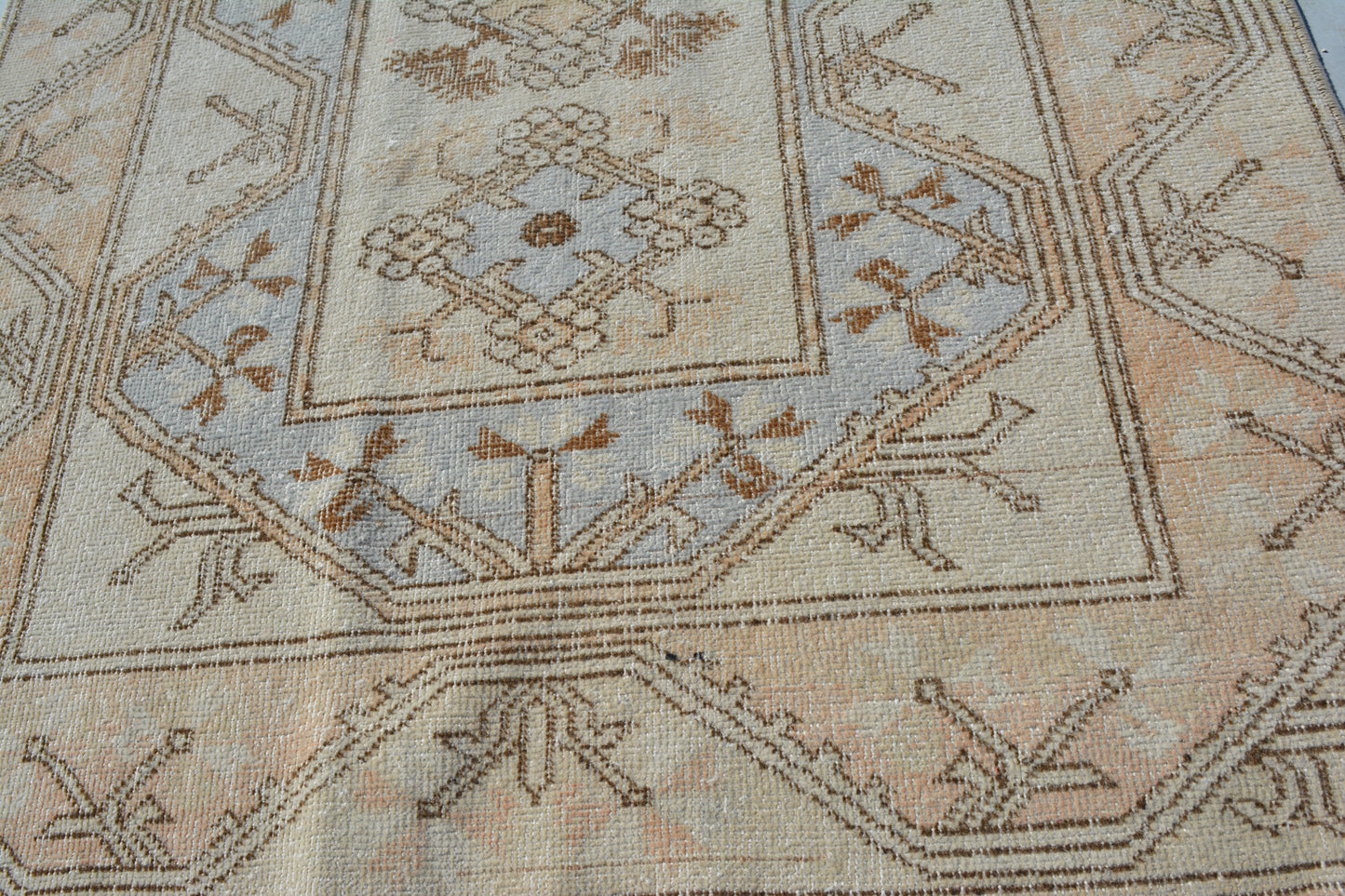 112x200 cm (3.7x6.6 ft) Anatolian Rug – Handwoven Beige Brown Vintage Wool Carpet