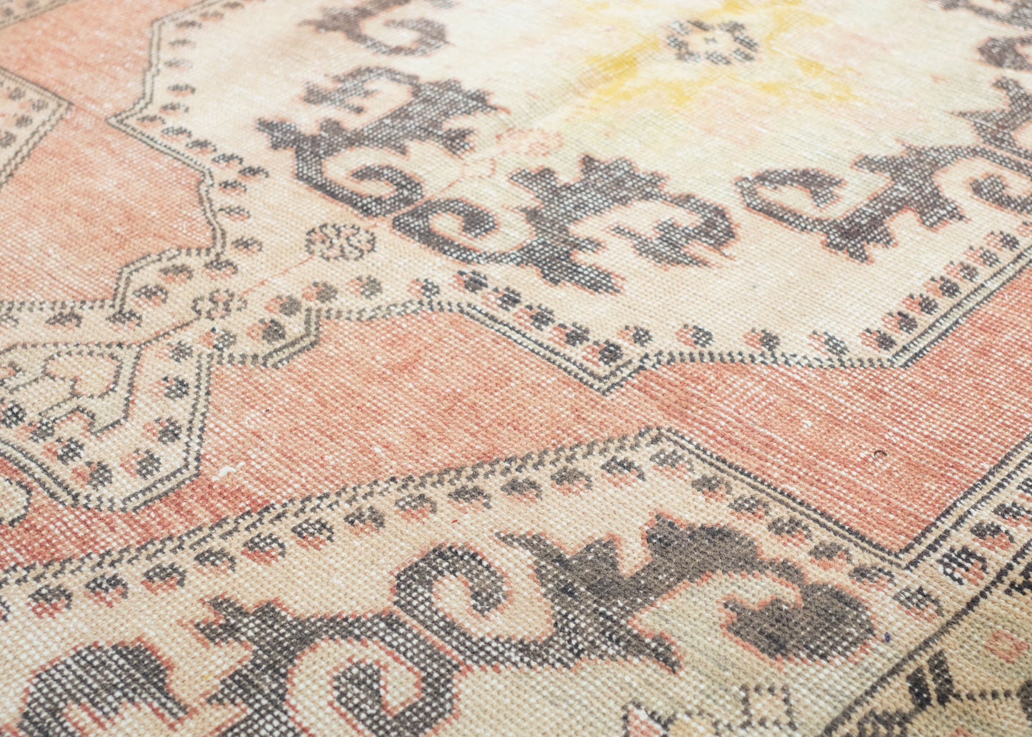 132x205 cm (4.3x6.7 ft) Anatolian Rug – Handwoven Light Beige & Red Wool Carpet