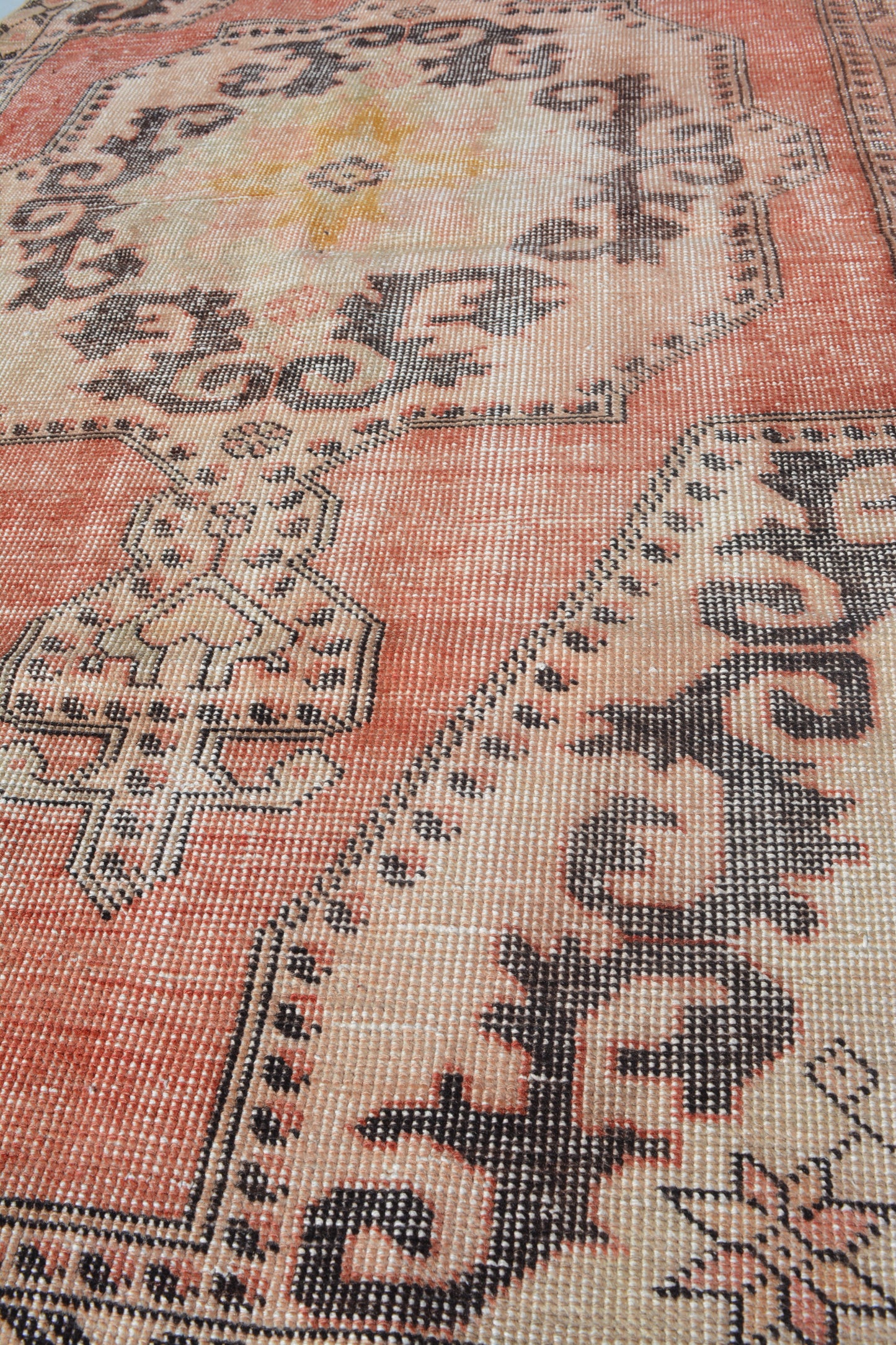 132x205 cm (4.3x6.7 ft) Anatolian Rug – Handwoven Light Beige & Red Wool Carpet