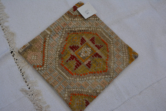 ✨ Vintage Rug Pillow Cover – 19.7” x 19.7” (50 x 50 cm)