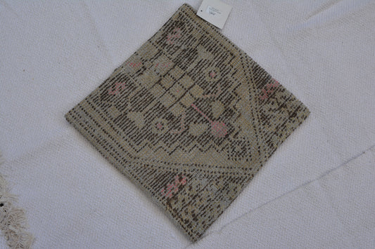 ✨ Vintage Rug Pillow Cover – 19.7” x 19.7” (50 x 50 cm)